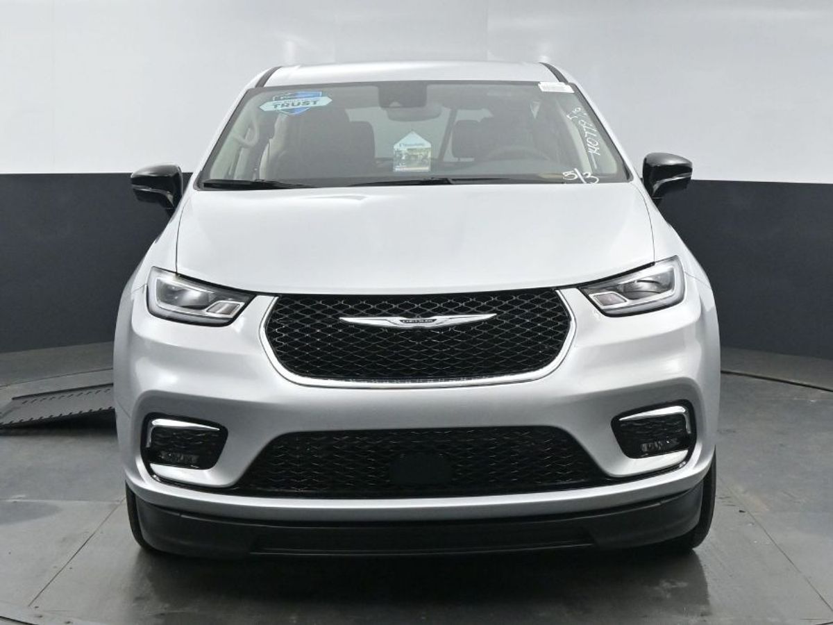 Silver Chrysler Pacifica image number 17