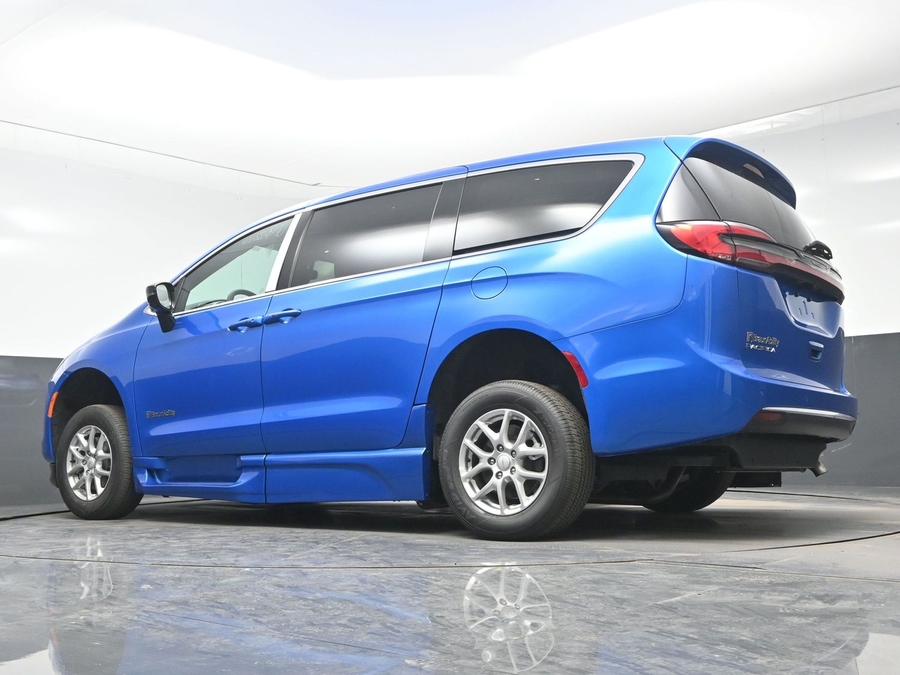 Blue Chrysler Pacifica image number 19