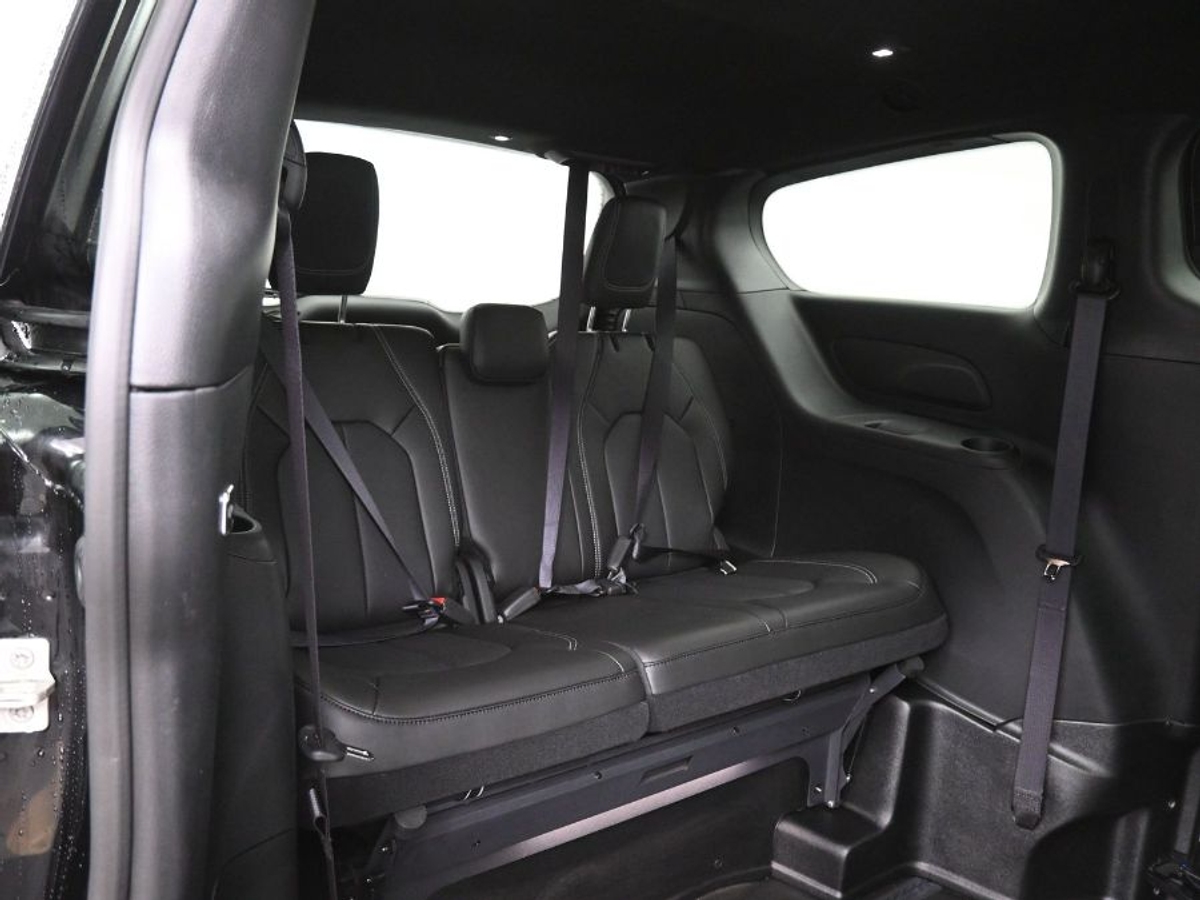 Black Chrysler Pacifica image number 9