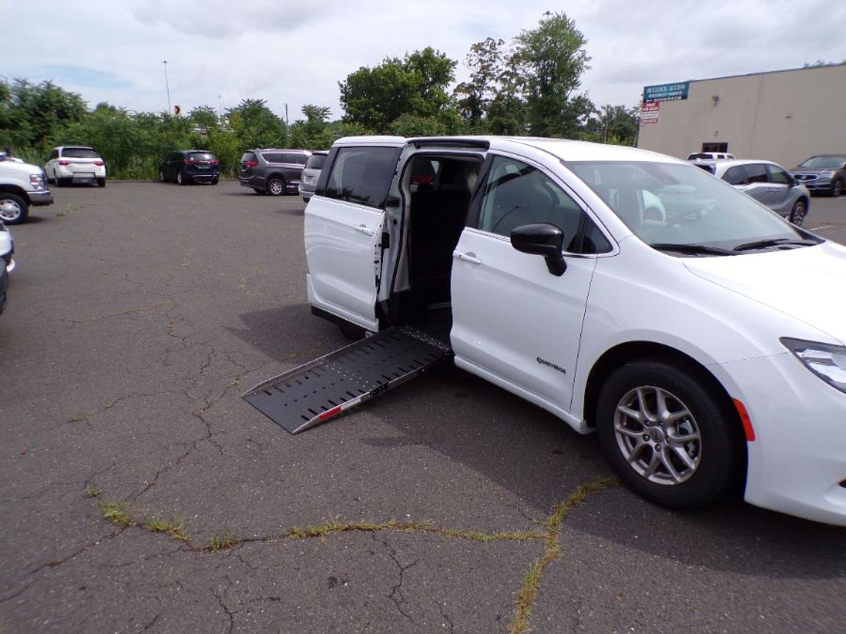 White Chrysler Voyager image number 4
