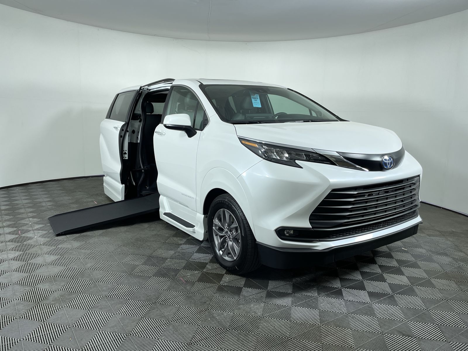 2025 Toyota Sienna FWD XLE Plus