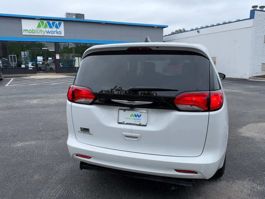 White Chrysler Voyager image number 4