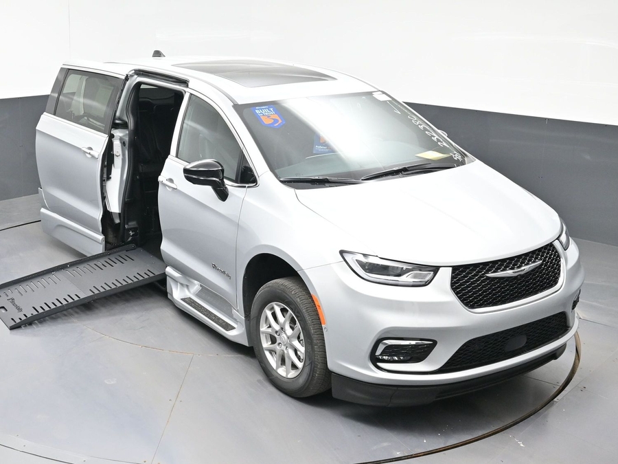 New 2026 Chrysler Pacifica Select Plus - BraunAbility Side Entry Entry Fold Out Automatic Ramp
