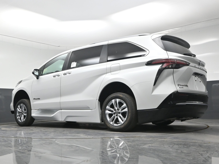 New 2026 Toyota Sienna Hybrid Limited - BraunAbility Side Entry Fold Out Automatic Ramp