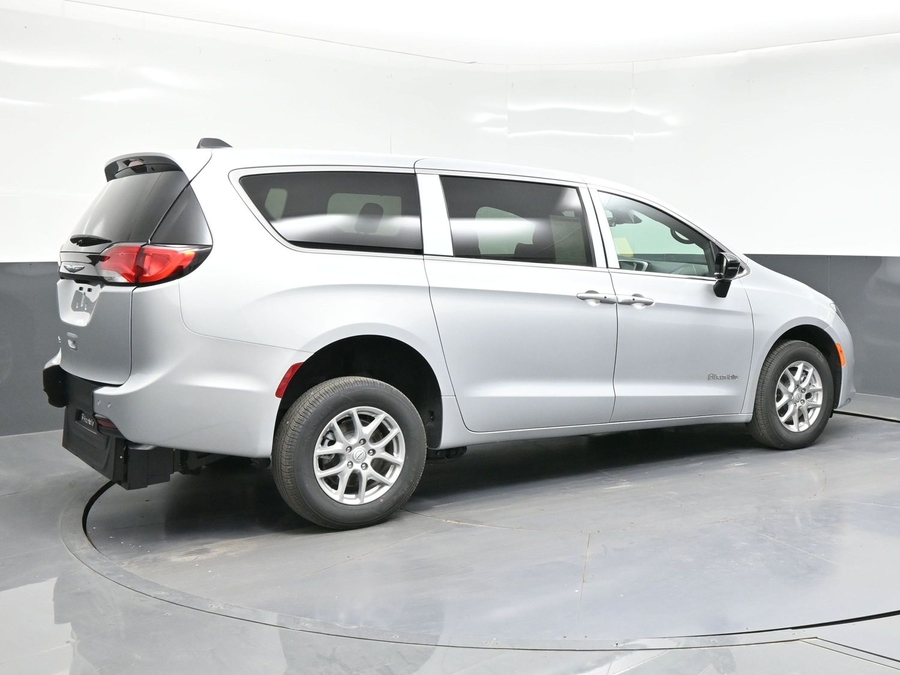 Silver Chrysler Voyager image number 6