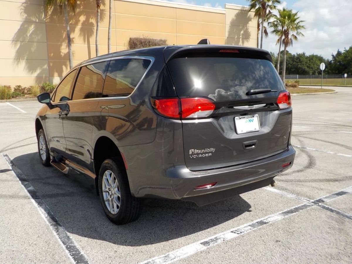 Grey Chrysler Voyager image number 5