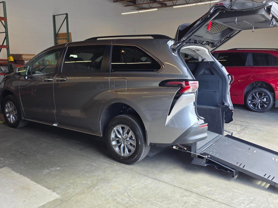 New 2026 Toyota Sienna Hybrid XLE - Freedom Rear Entry Entry Fold Out Automatic Ramp