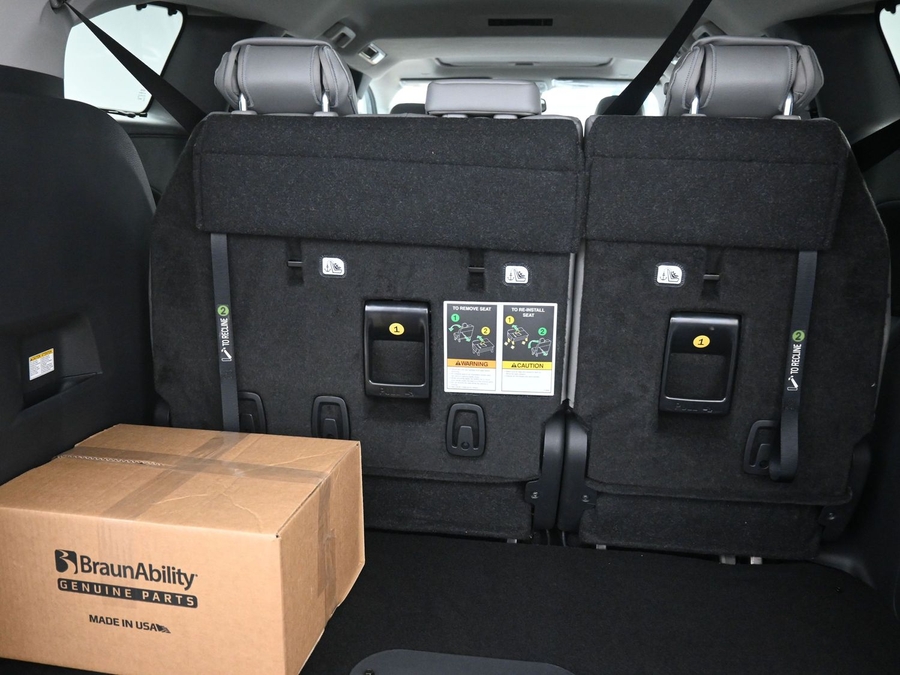New 2026 Toyota Sienna Hybrid XLE Base - BraunAbility Side Entry Fold Out Automatic Ramp