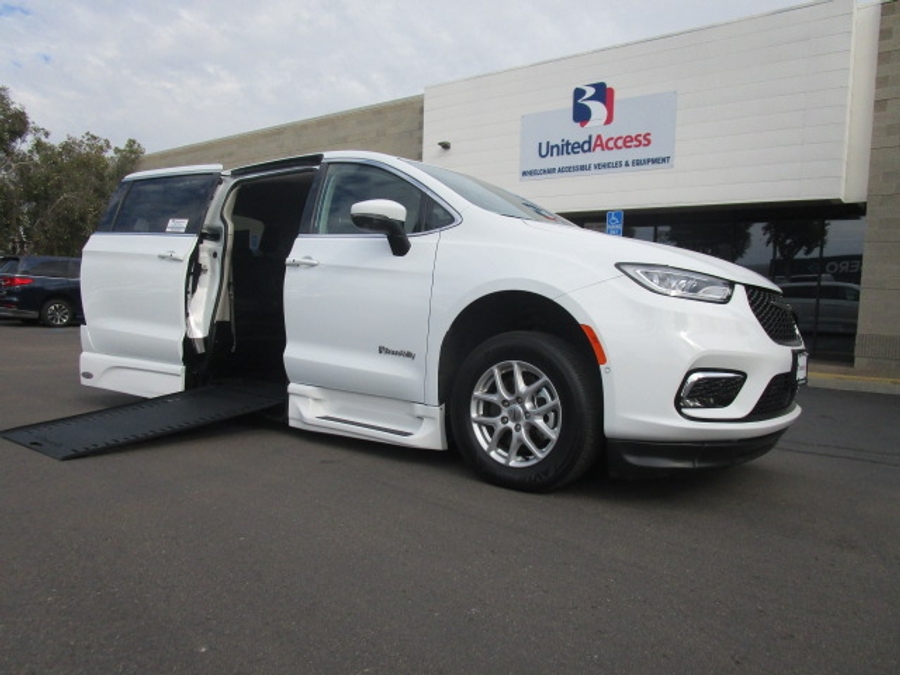 Used 2023 Chrysler Pacifica Touring L Safety - BraunAbility Side Entry Entry In Floor Automatic Ramp