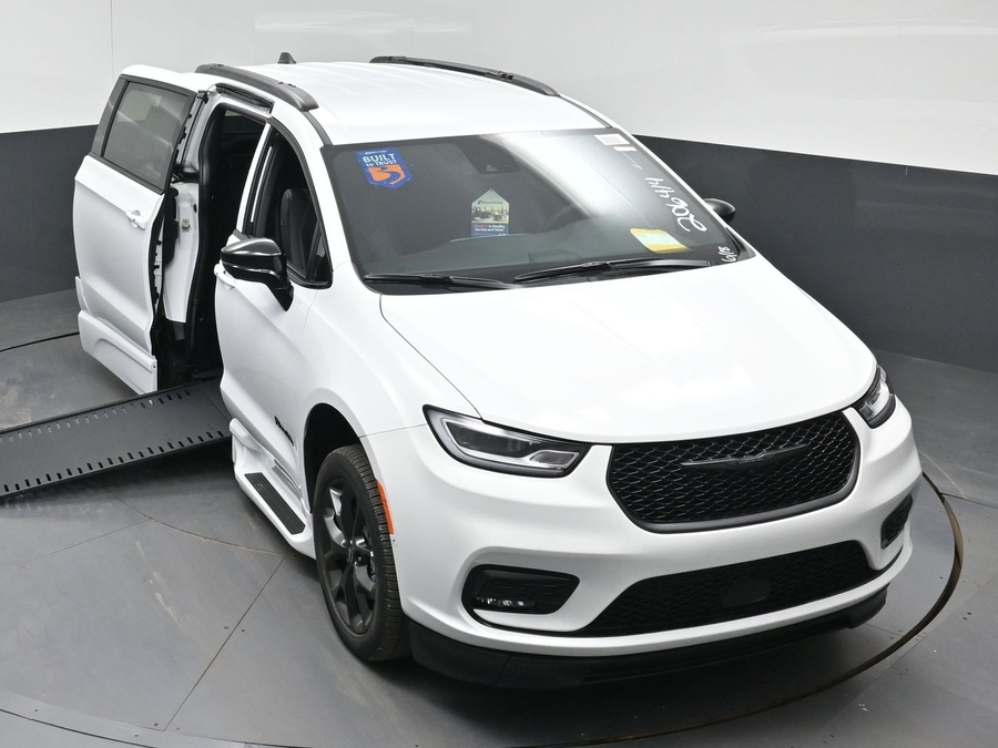 White Chrysler Pacifica image number 18
