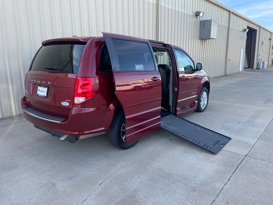 Used 2016 Dodge Grand Caravan SXT - BraunAbility Side Entry In Floor Automatic Ramp