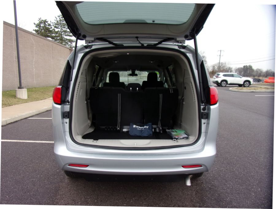 Silver Chrysler Voyager image number 17