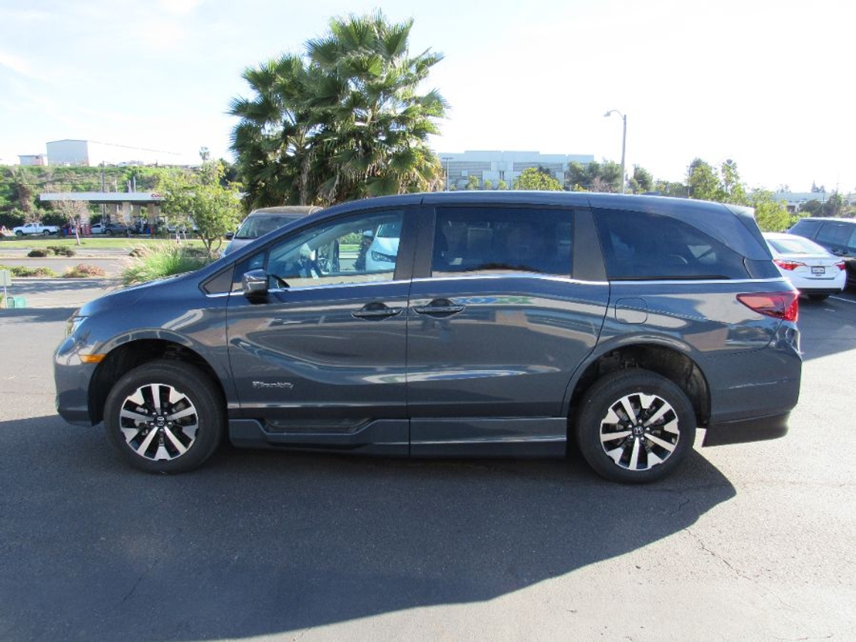 Blue Honda Odyssey image number 5