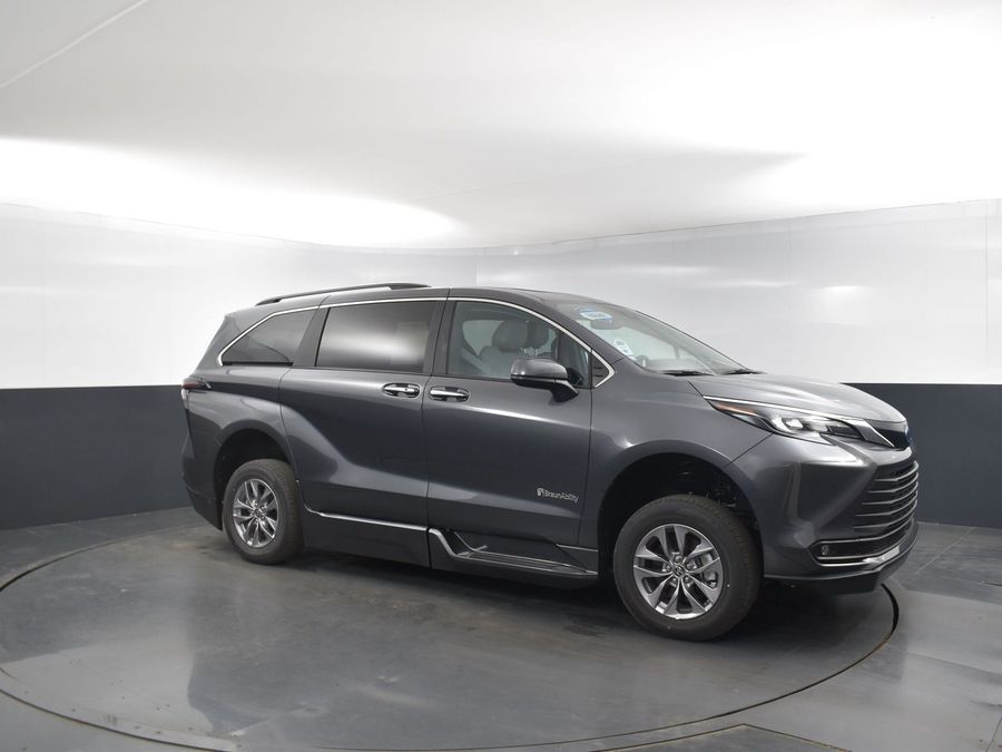 New 2025 Toyota Sienna Hybrid XLE Plus - BraunAbility Side Entry Entry In Floor Automatic Ramp