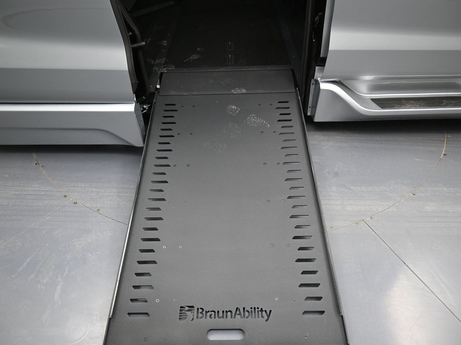 New 2025 Toyota Sienna Hybrid XLE Plus - BraunAbility Side Entry Entry In Floor Automatic Ramp