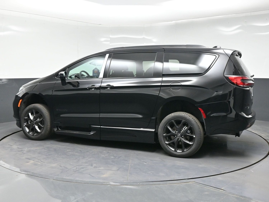 Black Chrysler Pacifica image number 3