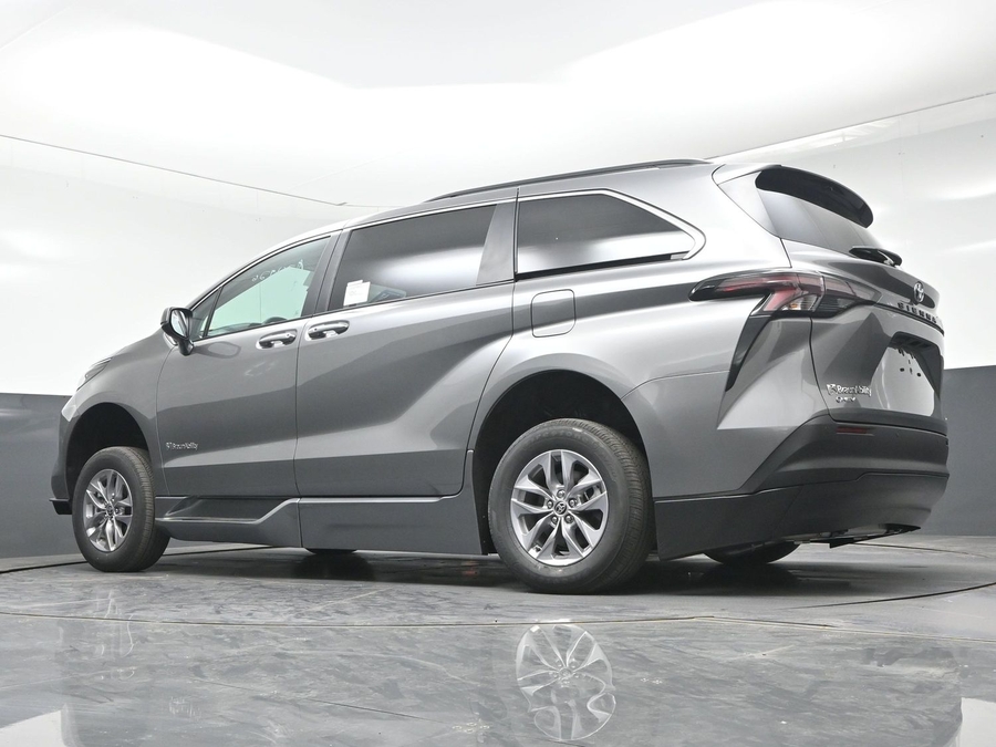 New 2026 Toyota Sienna Hybrid XLE Base - BraunAbility Side Entry Fold Out Automatic Ramp