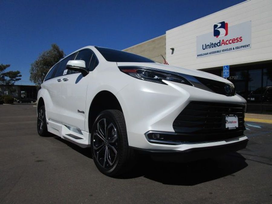 New 2025 Toyota Sienna Hybrid Platinum - BraunAbility Side Entry Entry Fold Out Automatic Ramp