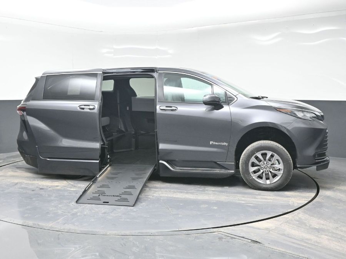 Grey Toyota Sienna image number 7