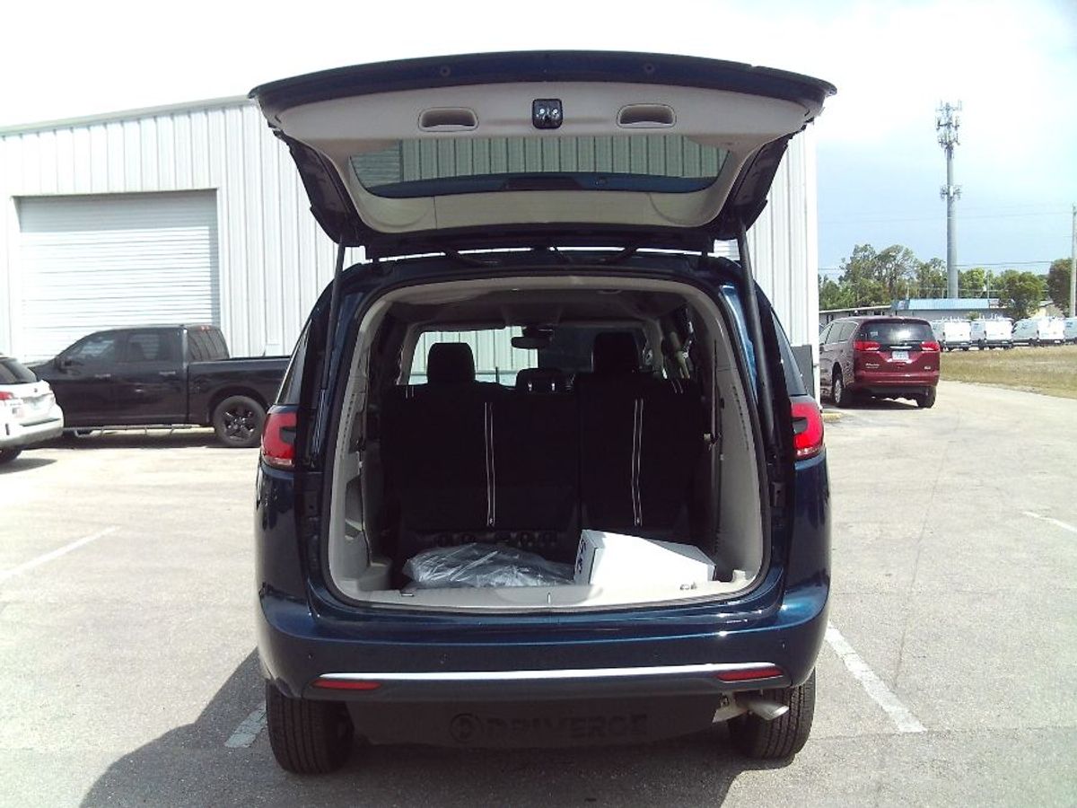 Blue Chrysler Pacifica image number 19