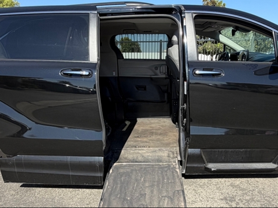 2022 Toyota Sienna XLE - Photo 9
