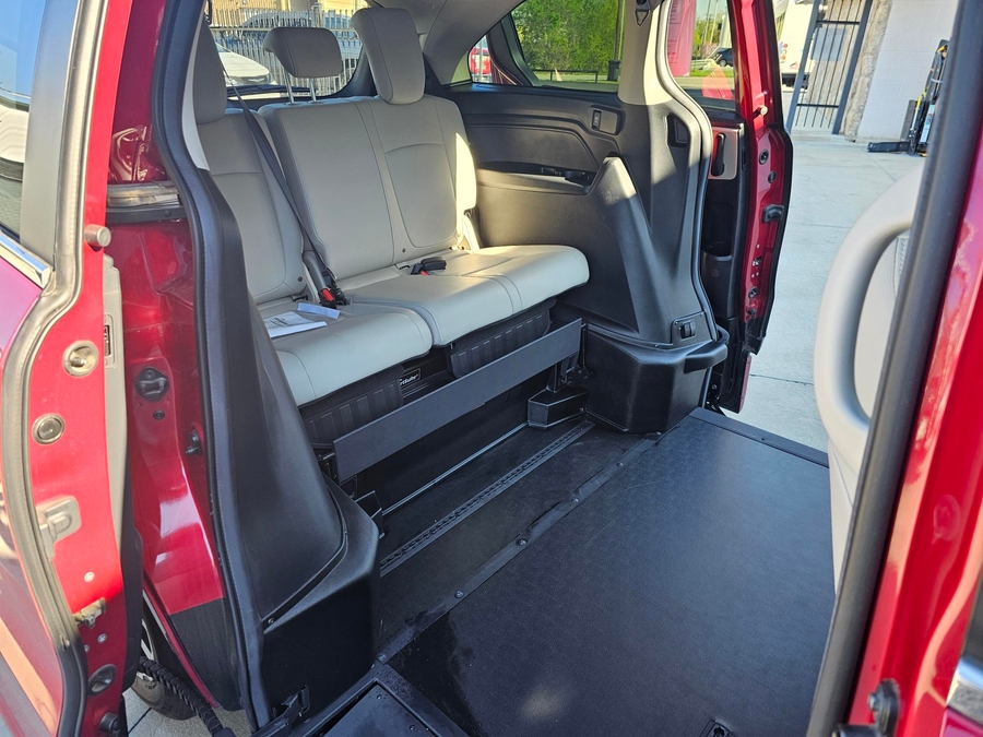 Red Honda Odyssey image number 2