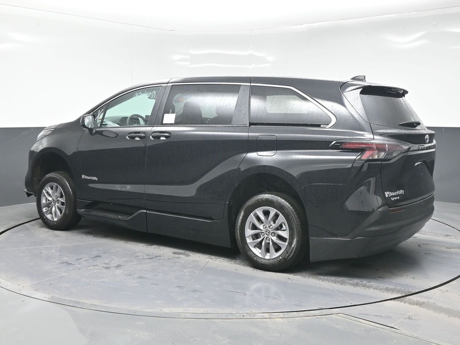 New 2025 Toyota Sienna Hybrid LE - BraunAbility Side Entry Entry Fold Out Automatic Ramp