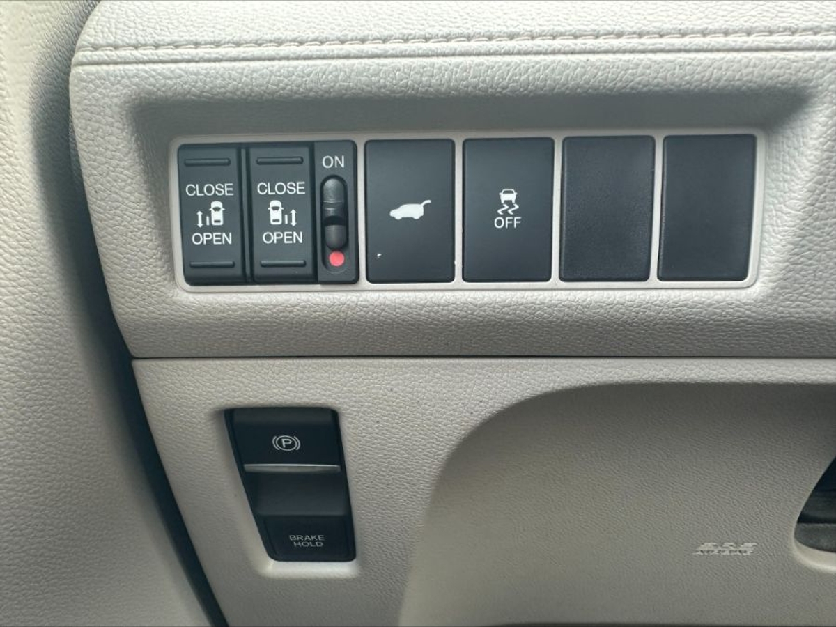 Red Honda Odyssey image number 18