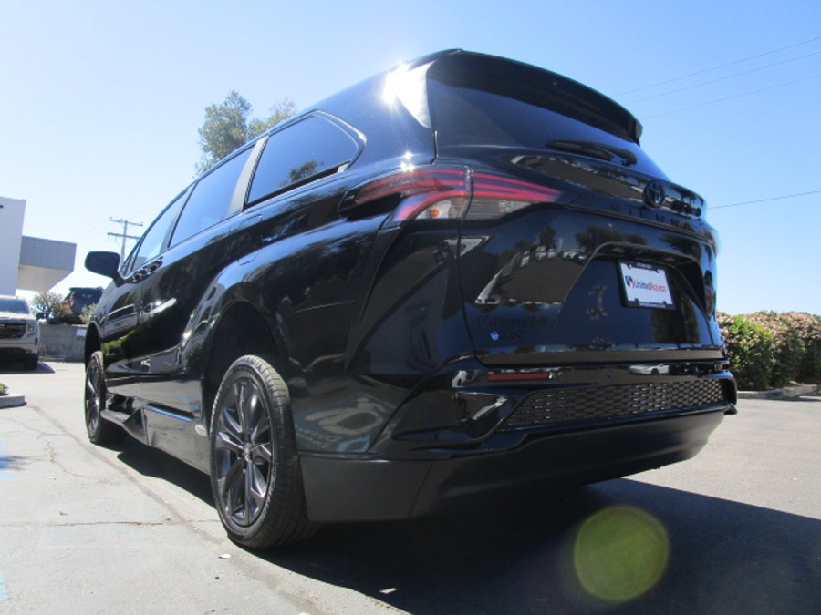 New 2025 Toyota Sienna Hybrid XSE Sport - BraunAbility Side Entry Entry Fold Out Automatic Ramp