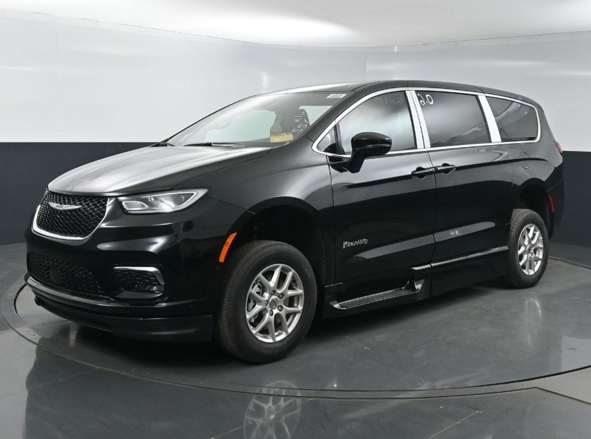 Black Chrysler Pacifica image number 2