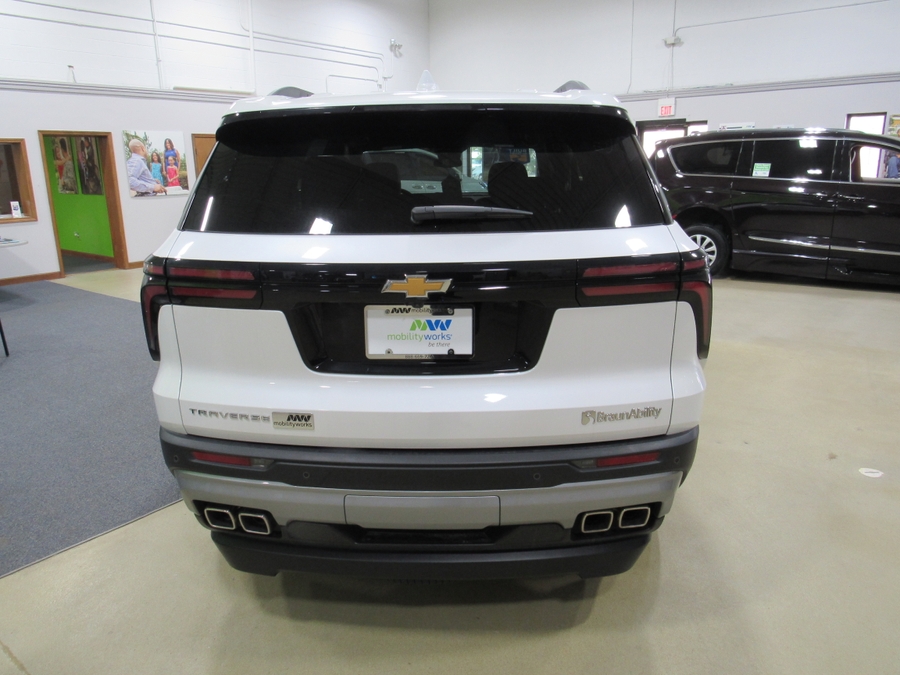 White Chevrolet Traverse image number 11