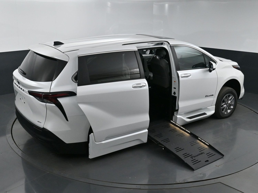 New 2025 Toyota Sienna Hybrid XLE Base - BraunAbility Side Entry Entry Fold Out Automatic Ramp