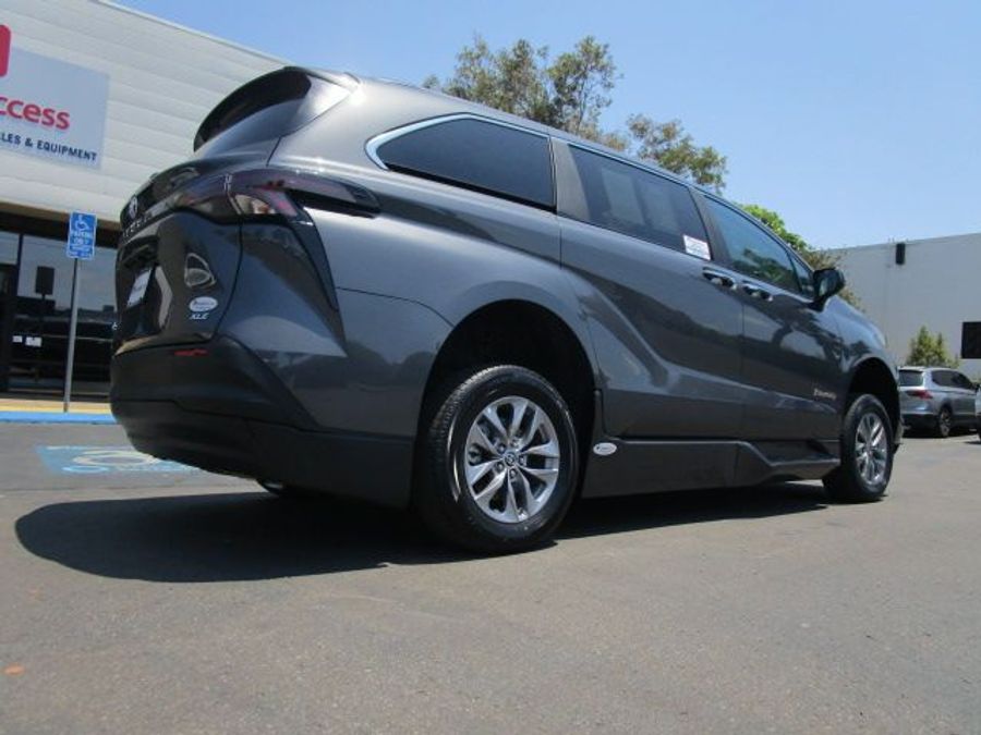 New 2025 Toyota Sienna Hybrid XLE Plus - BraunAbility Side Entry Entry In Floor Automatic Ramp