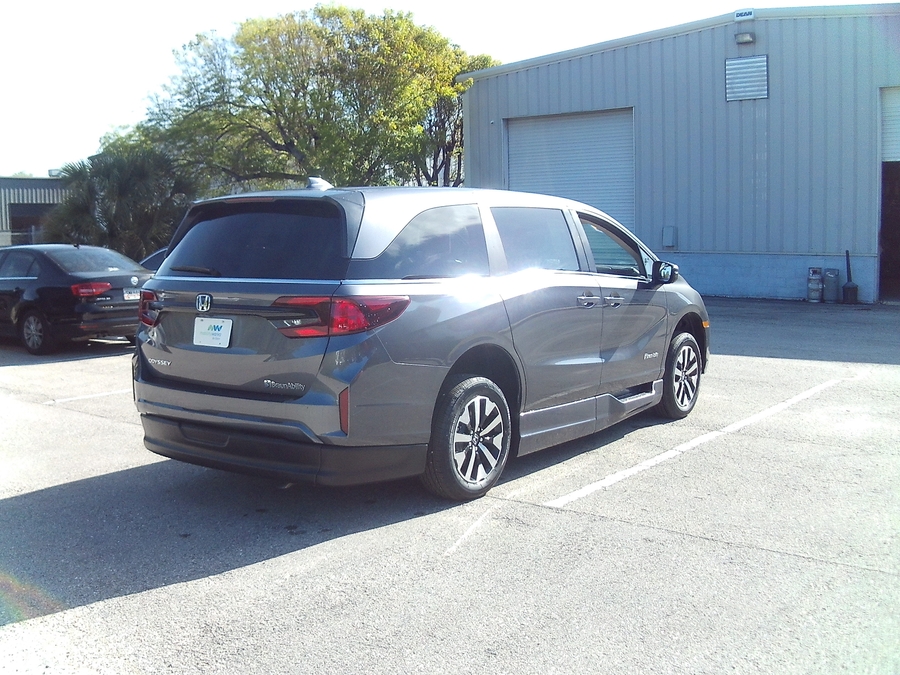 Grey Honda Odyssey image number 5