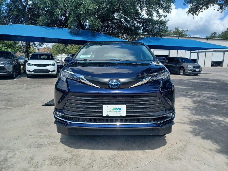 Blue Toyota Sienna image number 4
