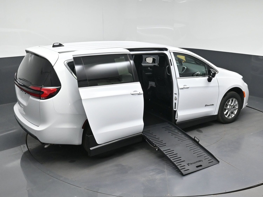 White Chrysler Pacifica image number 23