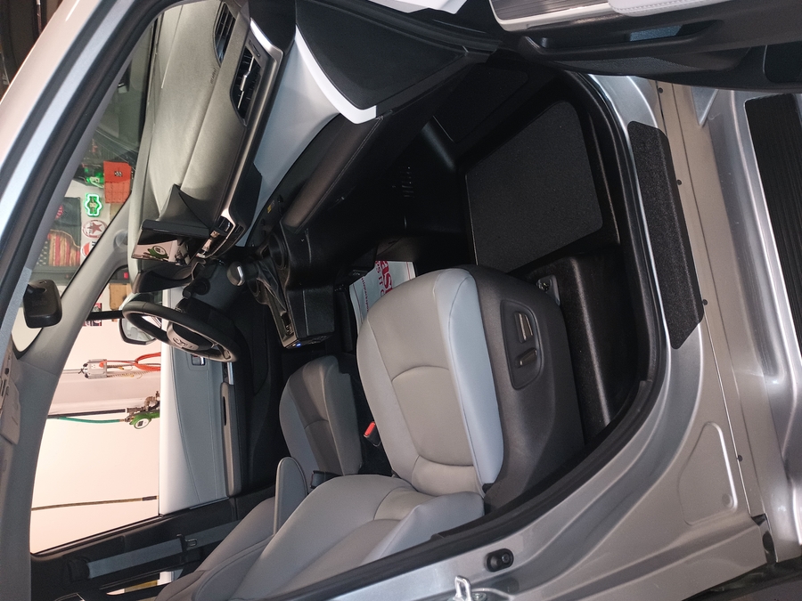 Silver Toyota Sienna image number 10