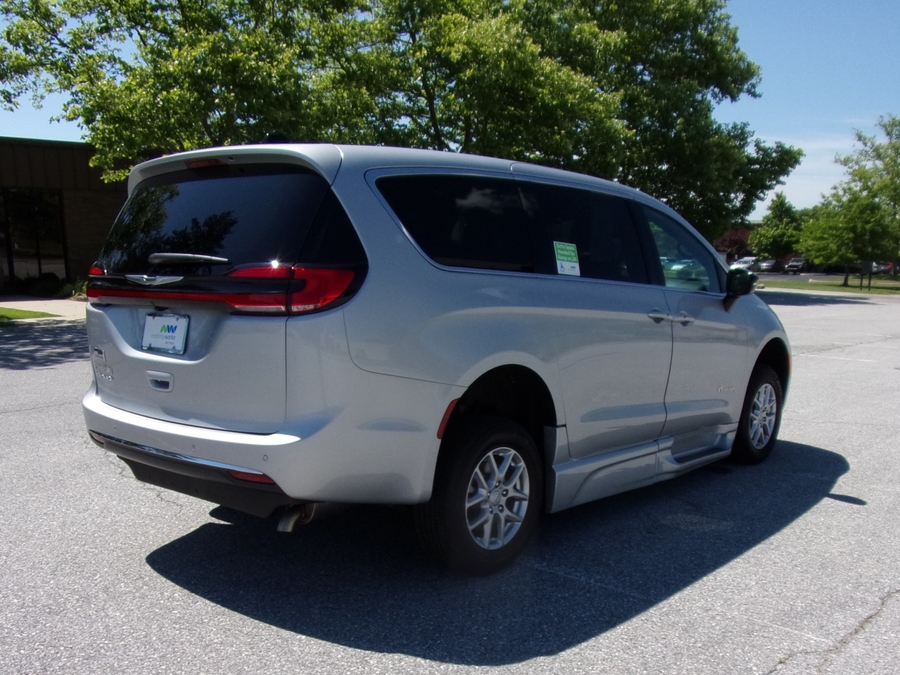 Silver Chrysler Pacifica image number 6