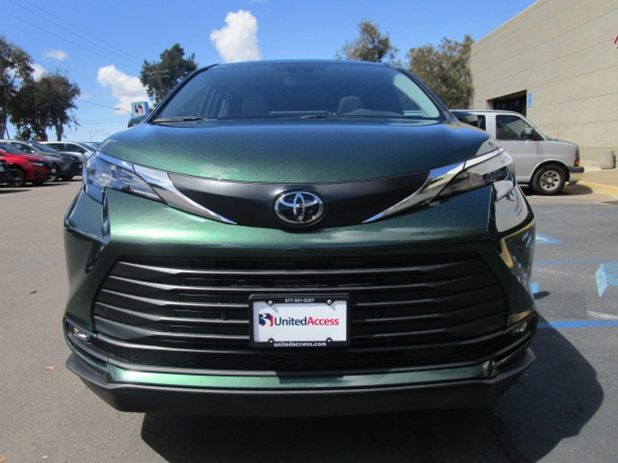New 2026 Toyota Sienna Hybrid XLE Base - BraunAbility Side Entry Entry Fold Out Automatic Ramp