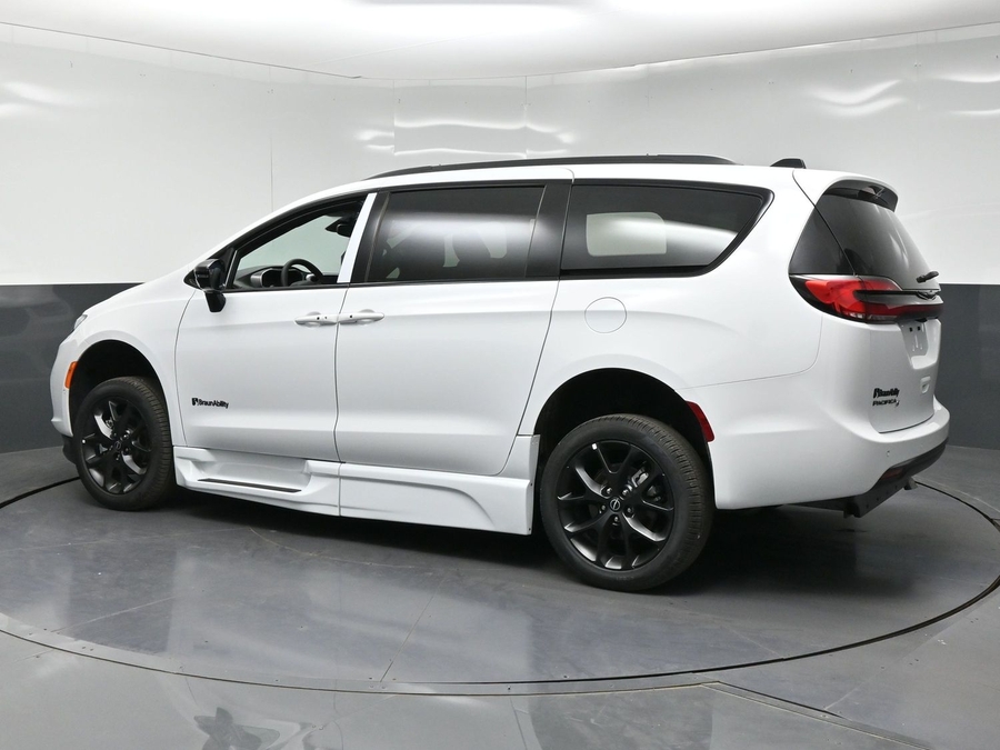 New 2026 Chrysler Pacifica Select Sport - BraunAbility Side Entry Fold Out Automatic Ramp