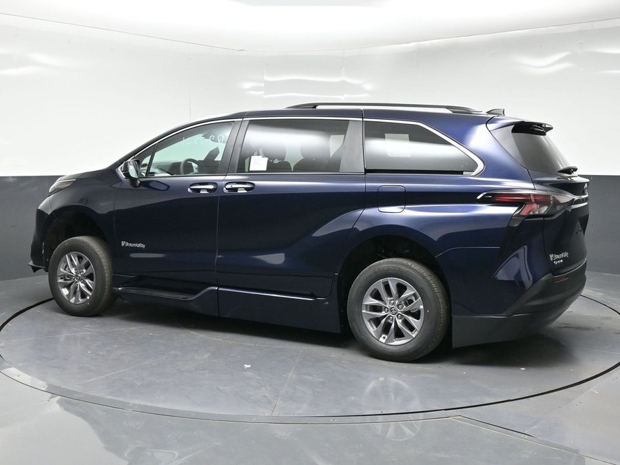 Blue Toyota Sienna image number 1