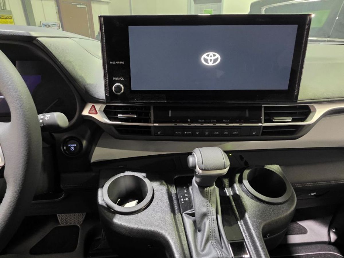 Black Toyota Sienna image number 14
