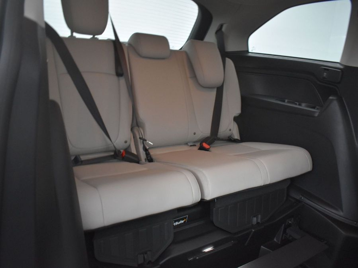 White Honda Odyssey image number 9