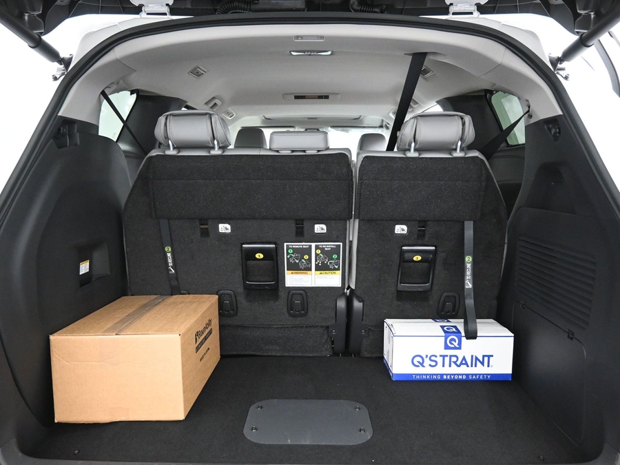 White Toyota Sienna image number 11