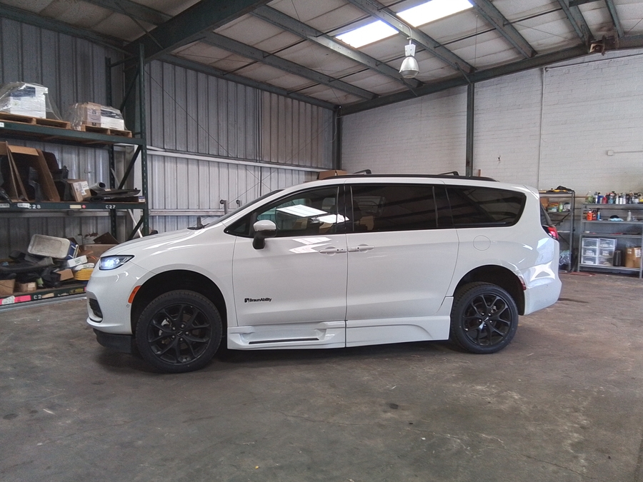 2023 Chrysler Pacifica Touring L - Photo 28