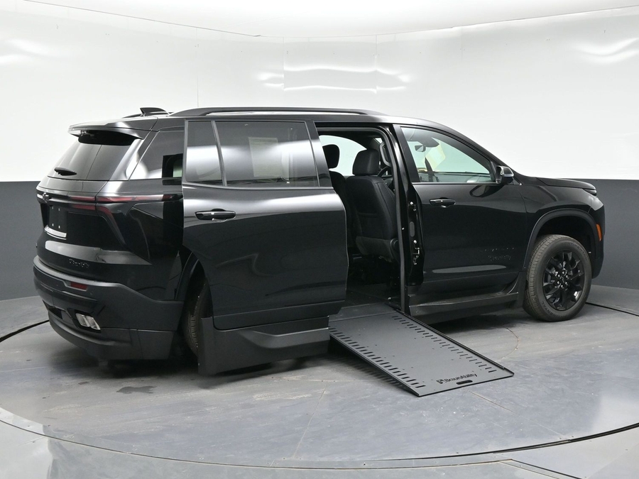 New 2026 Chevrolet Traverse 1LT Midnight - BraunAbility Side Entry In Floor Automatic Ramp