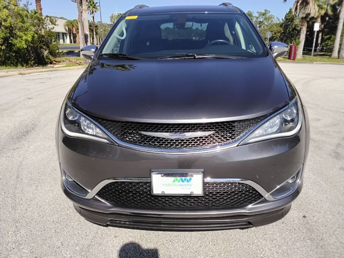 Chrysler Pacifica gris imagen numero 18