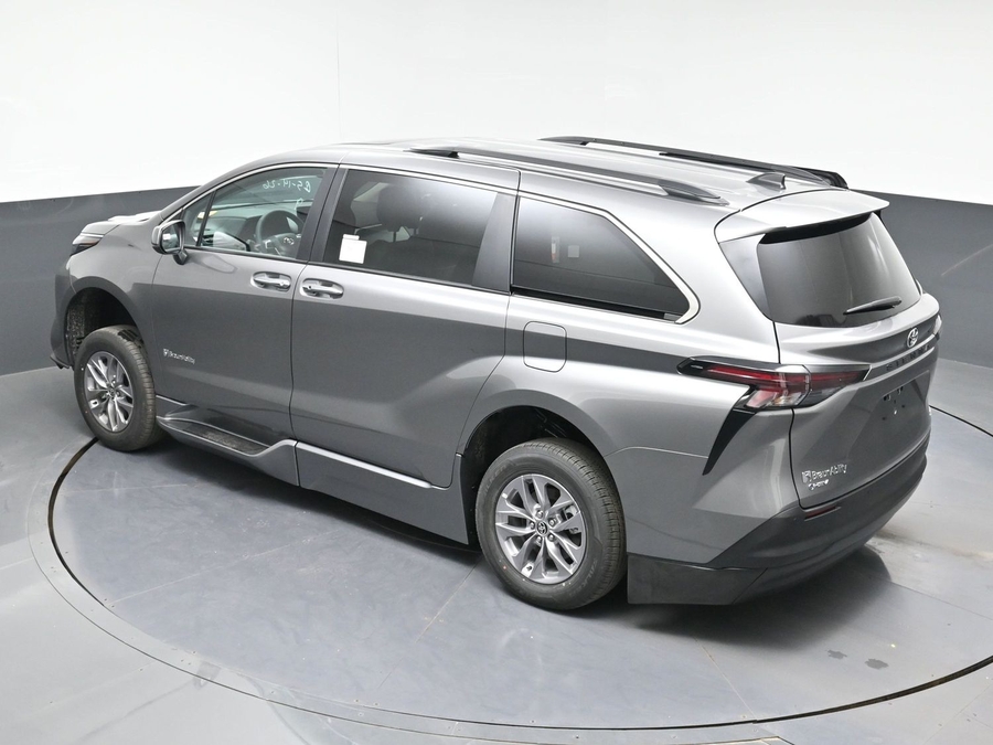 Grey Toyota Sienna image number 21