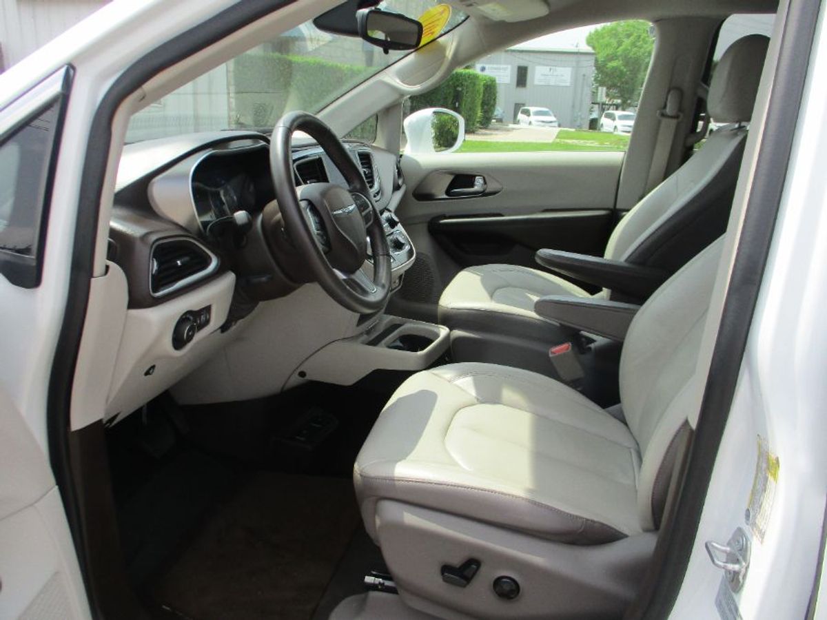 White Chrysler Pacifica image number 9