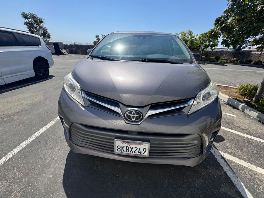 Grey Toyota Sienna image number 2